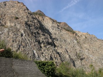 Le pareti rocciose della base della ferrata (31605 bytes)